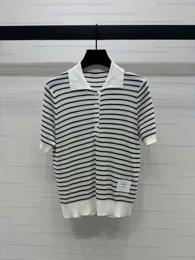 上新原单高端品质 Thom Brown* 2025春夏最新系列！polo领条纹针织短袖！通体黑白条纹撞色 衣摆增加皮标Logo装点 细节精致满分 丰富时尚搭配度