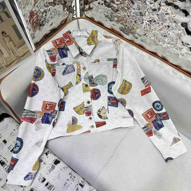 L家一系列款海报印花牛仔外套+长裤时髦低调气质又奢华高级！版型百搭不挑人，原版定制面料 做工品质看细节。白富美必入！强烈推荐 高品质 一色 尺码Sml 外套 长