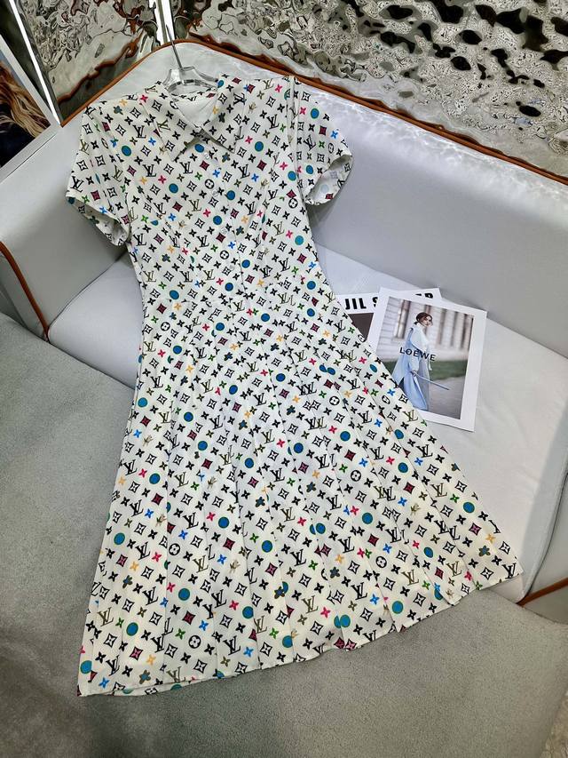 louis Vuitto* 25Ss新款翻领压折连衣裙 印花面料 收腰版型 做工精细 高品质 单色三码 Sml