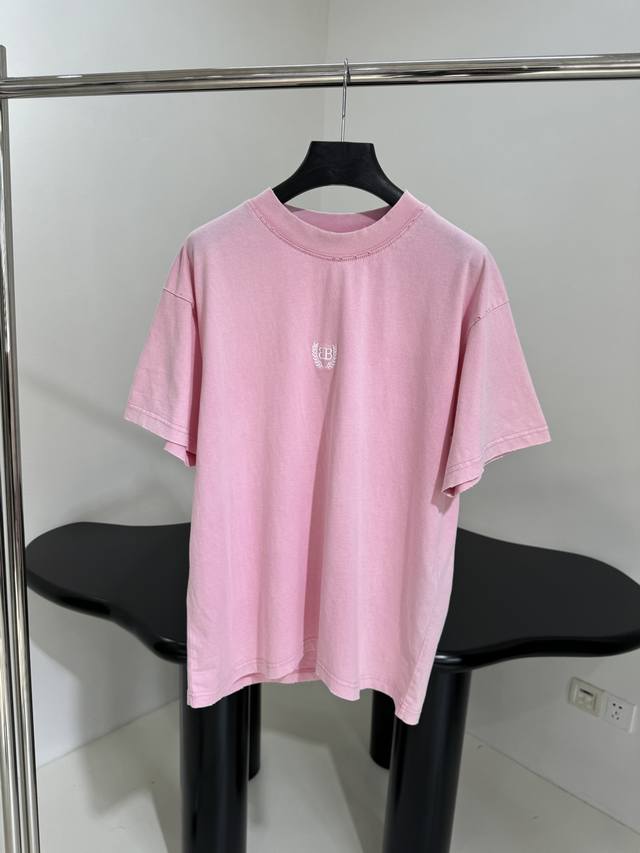 新品Laurel Classic中号版型T恤 洗水平纹针织面料 圆领落肩设计 正面饰以Laurel Classic艺术作品刺绣 水洗褪色效果 整体磨破做旧 合体