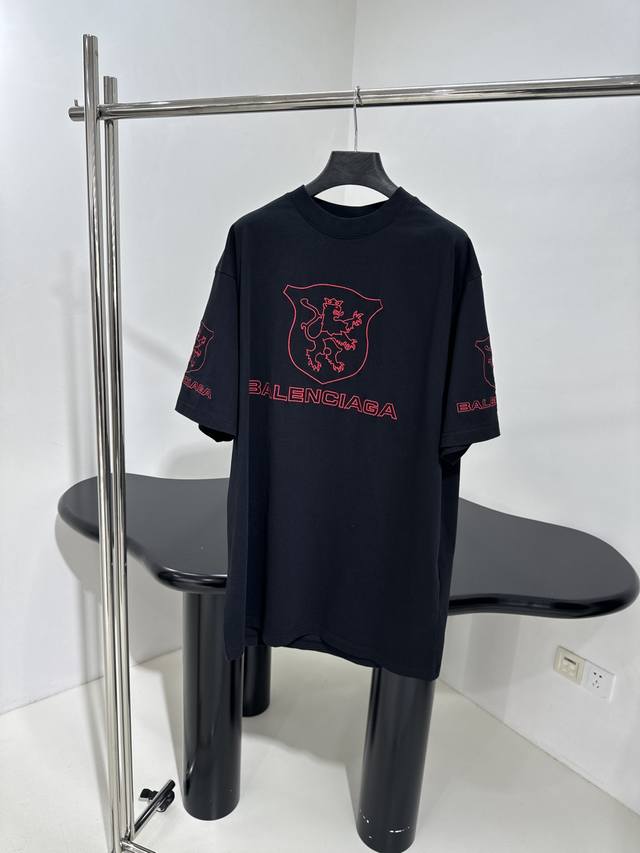 新品城市系列Lion Club圆领短袖 复古平纹针织面料 正面和背面红色Lion Club艺术作品刺绣 水洗褪色效果 宽松版型 男女同款 ：黑 ： Sml