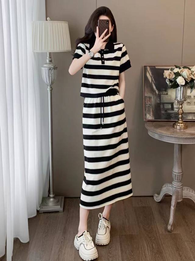 码数：S-M-L-Xl-Xxl 颜色：黑色 白色 面料：棉 描述： 优雅的条纹polo衫，薄而不透，超级舒适 束腰衣摆设计，收紧腰部线条，视觉上显瘦 下身的开衩