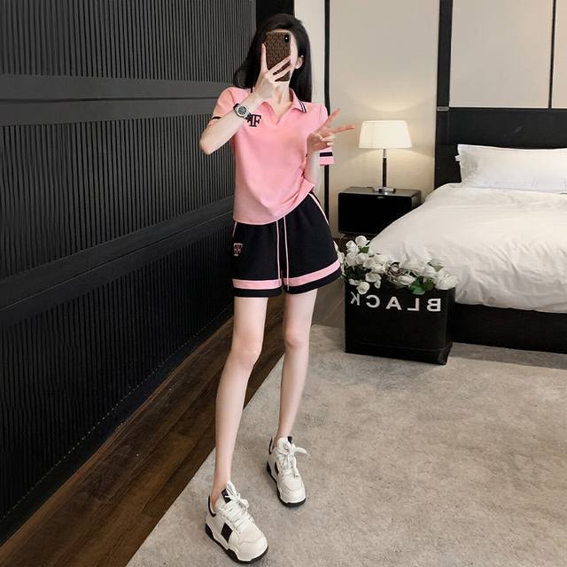 数：S-M-L-Xl-Xxl 颜色：粉色~黑色 面料：棉 描述： 舒适的polo领设计，好穿不挑人 T恤前面是简约的手工刺绣字母，超有设计感 下身是柔软的撞色短