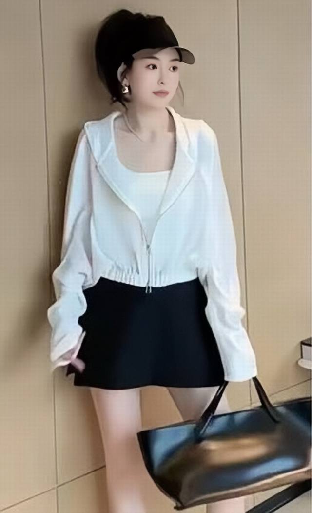 爆款主推 休闲气质显瘦拉链防晒连帽外套 宽松蝙蝠袖设计，时尚又遮肉，拉链开合方便穿脱，简约百搭，适合日常休闲等多种场合 白搭气质款 2色 Smlxl