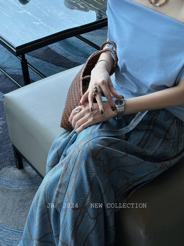 主推爆款大量出货印花几何极简轻透裸感半裙 设计感复古时髦度假风半身裙 修饰身材 显瘦显高 对身材的包容度极好 飘逸且浪漫 夏日度假随意搭配吊带或T恤正合时宜 S