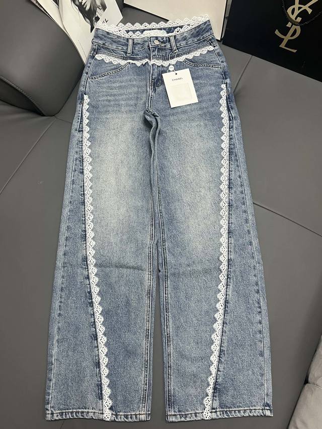 New 新品上架 小香蕾丝拼接织带牛仔裤 采用进口牛仔面料重工水洗多道工艺处理复古老花洗水颜色，薄厚度适中一年四季百搭单品定制高织数有机纯棉牛仔面料面料呈现色泽