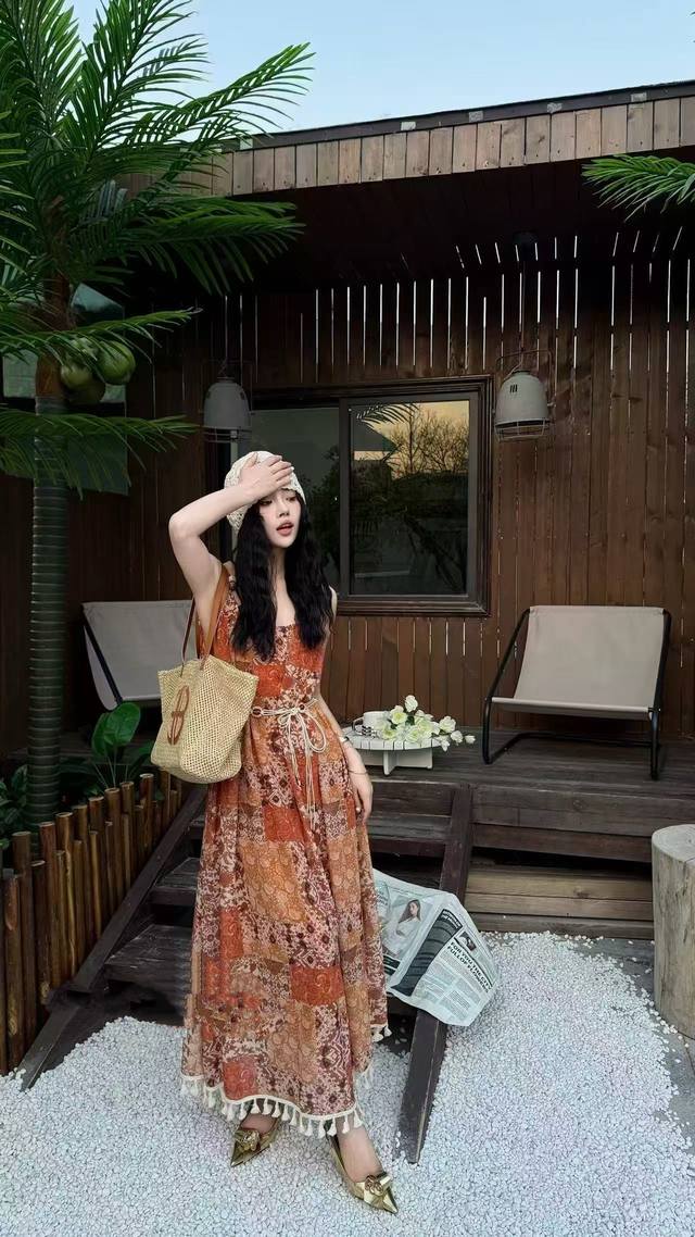 新款重磅苎麻印花长吊带裙，订染重磅印花面料，大用料斜裁设计修身好版型，上身效果超赞。Smlxl