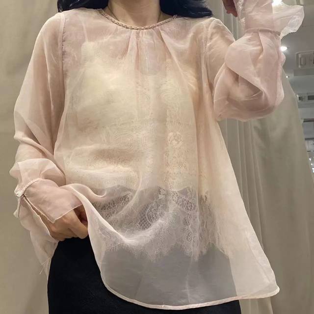 优雅名媛钻领蕾丝拼接小衫 宽松H版型包容身材干净利落，舒适有余量，内里蕾丝拼接似透非透感拿捏精妙，犹如开了一层滤镜，打造梦幻光泽空气感，行走间衣摆轻摇，灵动又迷