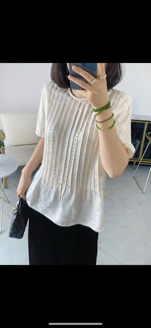 爆款打条小衫上新 前片打条设计至腰节显瘦，圆领短袖简单大方。 花萝提花面料，洋气有质感 面料：人丝真丝人棉混纺 颜色：米色 码数：Smlxl