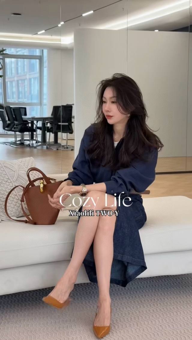 Cp组合亚麻牛仔 松弛感穿搭 100%亚麻衬衫牛仔半裙 不配腰带 慵懒不费力 廓形亚麻衬衫随性时髦又不束缚 搭配深蓝色牛仔开叉半身裙更加时髦 慵懒时髦Cp组合