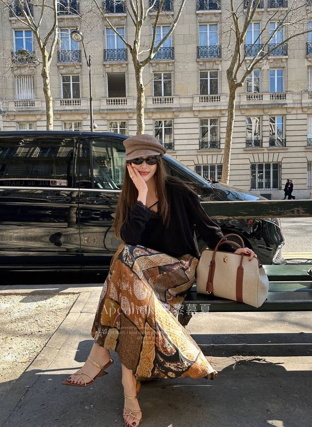 Celi E爆款来袭柔软出众莱赛尔防晒衫半裙鱼尾裙，与上衣设计相得益彰增加了款半裙,上半段延续司马克工艺有种鱼尾裙的既视感搭配浪漫随性的松紧腰 单色 Smlxl
