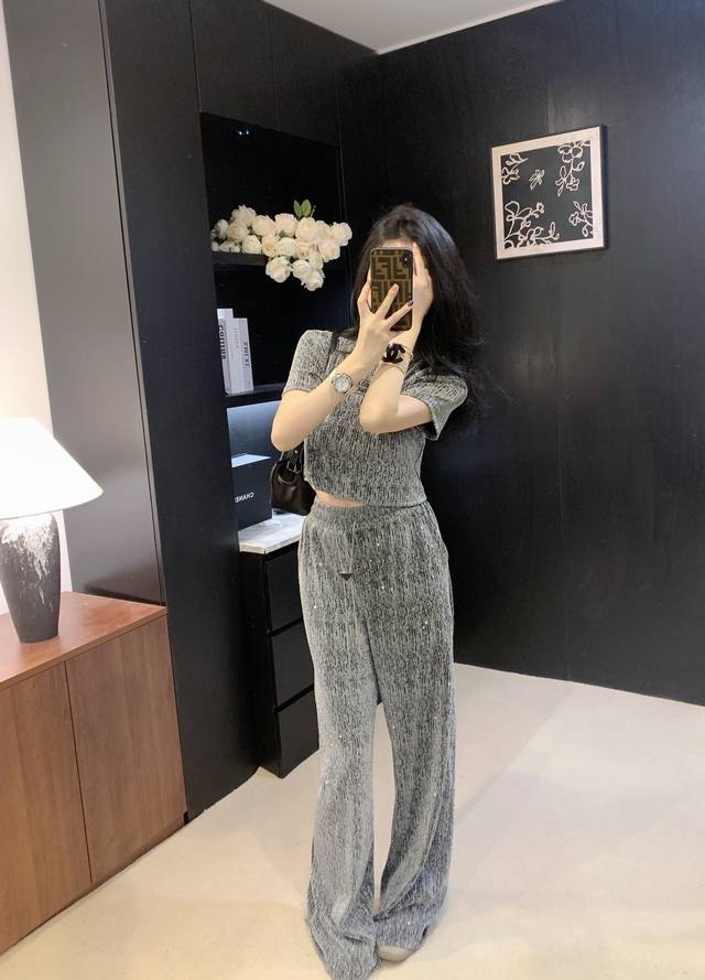 Miu Mi*定制面料经典 长裤套装 独家订制 裤子加链条三角标 谁穿谁好看系列 模特上身均大货 单色 Sml 现货供应