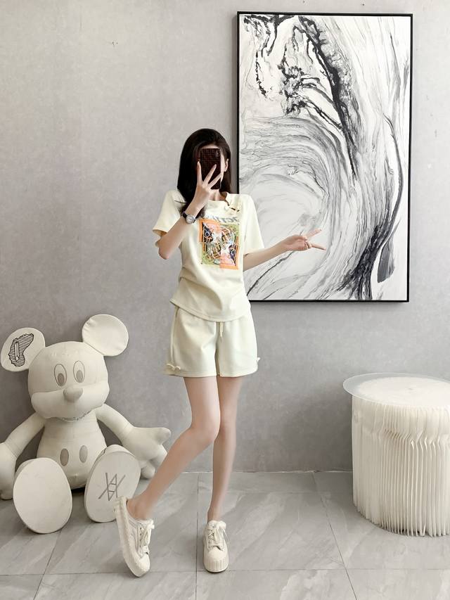 棉 聚酯纤维 氨纶 96 60 64 42 杏色 小码数据，依次是胸围，衣长，腰围，裤长 短袖短裤套装 码数：S~Xl 每大一个码数，胸围腰围＋4厘米，衣长裤长
