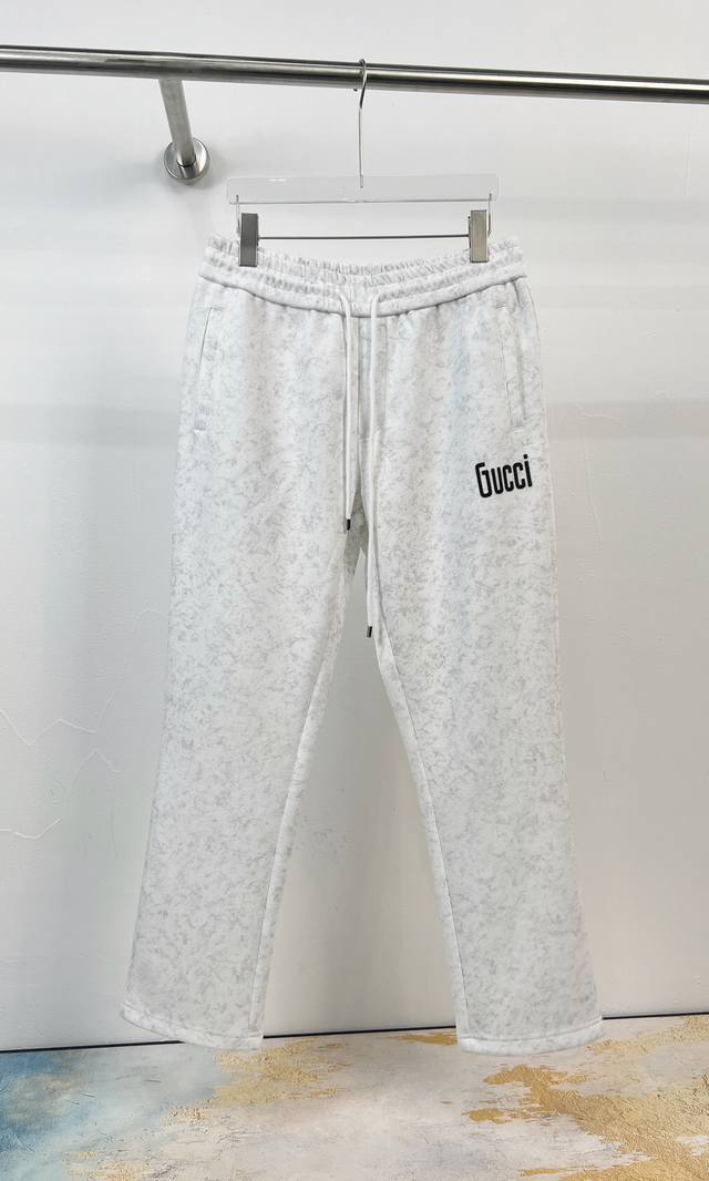 gucci Ss秋冬新款男生直筒裤长裤时尚休闲裤，高端版本！客供定制面料 透气舒适度高，细节无可挑剔，品牌元素设计理念，体现高品质。手感细腻柔软！呈现休闲裁剪，