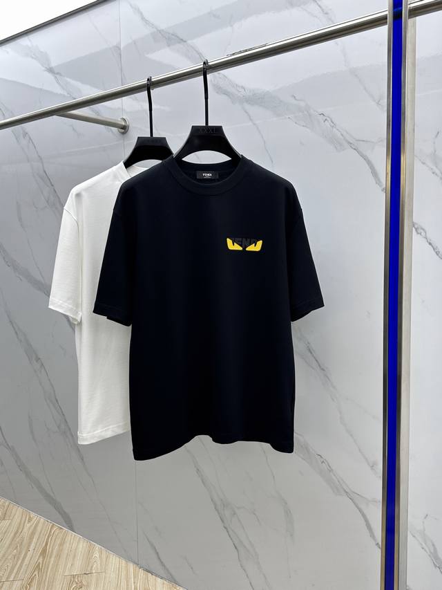 Fendi 芬迪 2025Fw春夏新品圆领打底外穿T恤，立体感Logo微廓形半袖260克活性纯棉打底T恤，棉，手感面糯有骨感，柔而有韧性。工艺处理，韧性和抗皱性