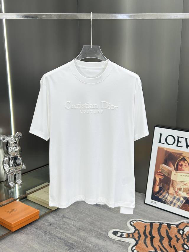 Dior 2025Fw春夏新品圆领打底外穿T恤，立体感半袖纯棉打底，原版液氨棉面料，柔而有韧性。工艺处理，韧性和抗皱性能得到大幅度提高。剪裁很到位，原版立体印胶