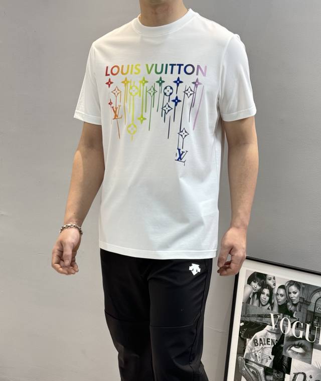 驴牌*2025S新品短袖T恤，夏天色彩系-胸前品牌Logo印花图案.渐变效果.色彩丰富多彩.时尚百搭款！采用190G丝光棉面料棉 不仅挺括，保持潮流的廓形，又穿