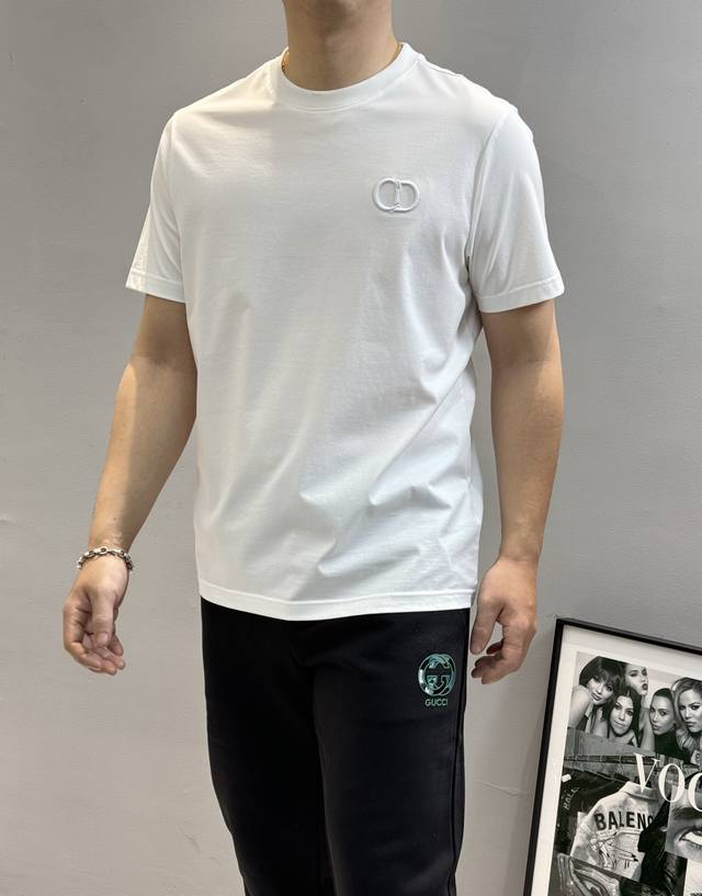 Dio*R迪-奥25S经典春夏圆领短袖.简单基础款推荐-优选190G100%丝光全棉材质制作而成.质地顺滑细腻.贴身舒适透气亲肤......经典Cd字母胸口刺绣