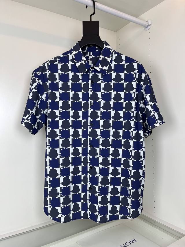 上衣 裤子 Mo**R家品质控推荐，这款男士衬衫套装饰有像素格效果标识印花，非常适合夏天穿着 有序格纹的设计， 休闲居家旅游必选，微阔的剪裁，客供定织面料.颜色