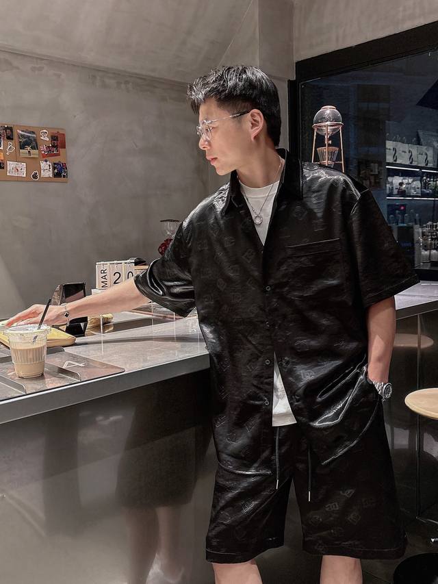 一套 Dg 新款休闲裤！品牌经典Logo，定制高品质280克醋酸面料套装。高支高密，面料很厚实的，做了防勾丝处理，手感跟真丝一样舒适度极好，手触感：烈。辦识度极