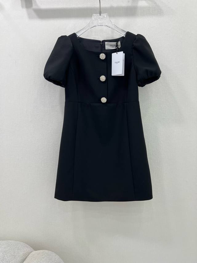 Celin*25新款泡泡袖钻扣连衣裙 定制Yb进口精仿羊毛材质 质感高级 舒适有型 泡泡袖连衣裙版型 袖口遮肉可爱感十足 领口露肤恰当 美化头肩和手臂比例更显瘦