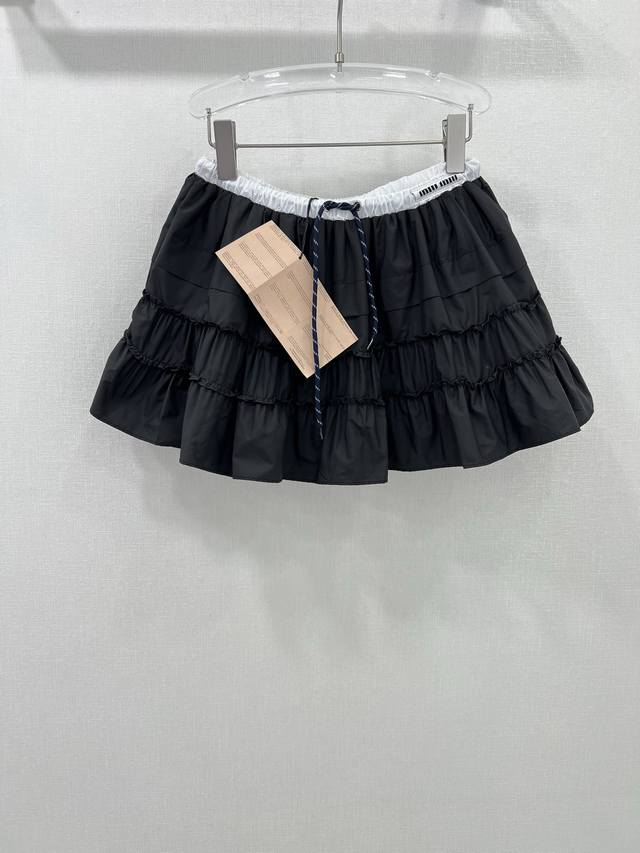 Miumi*25新款撞色松紧腰黑色百褶短裙 黑色超级显白时髦 防晒尼龙面料轻薄又有层次感 简约高级满满的少女感 上身完美分割身材比例 轻松穿出青春活力的少女感