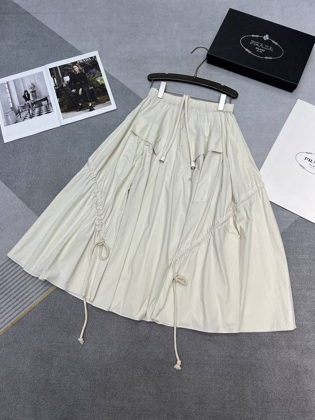 高品质prada2025夏季系列 简约气质伞裙风格斜边拼接抽绳设计 双口袋A字型剪裁包容各种身材 轻松遮肉 裙摆用量很足 上身立体感十足 单色Sml