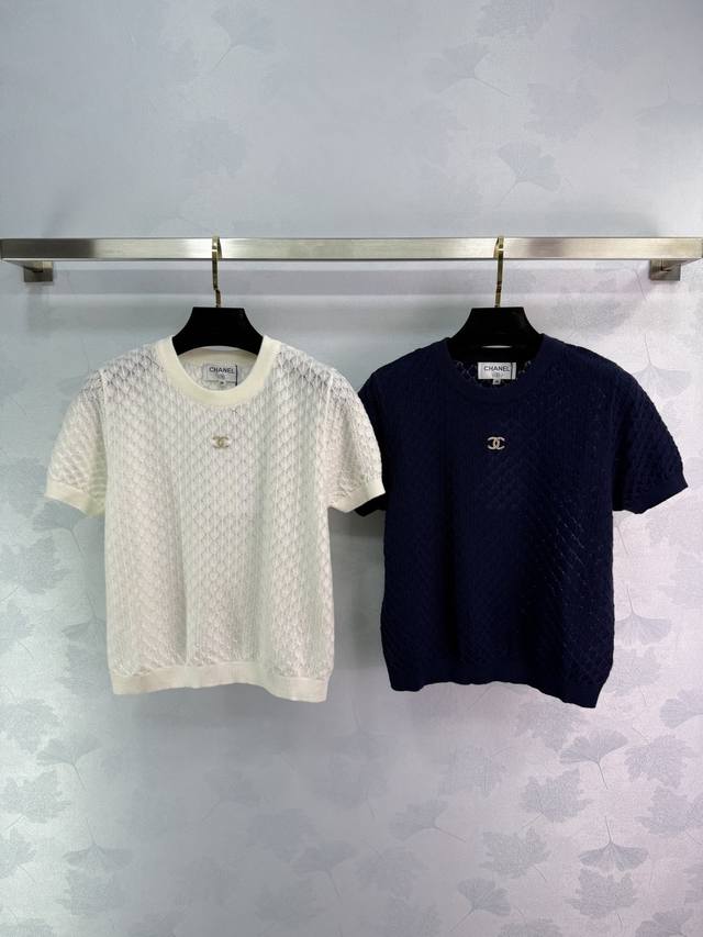 Chane*短袖针织上衣，白色和深蓝色两款，经典百搭。衣上有精致的菱格镂空设计，适合夏季穿，透气舒适。领口有标志性双C徽标，凸显时尚感。2色3码Sml T226