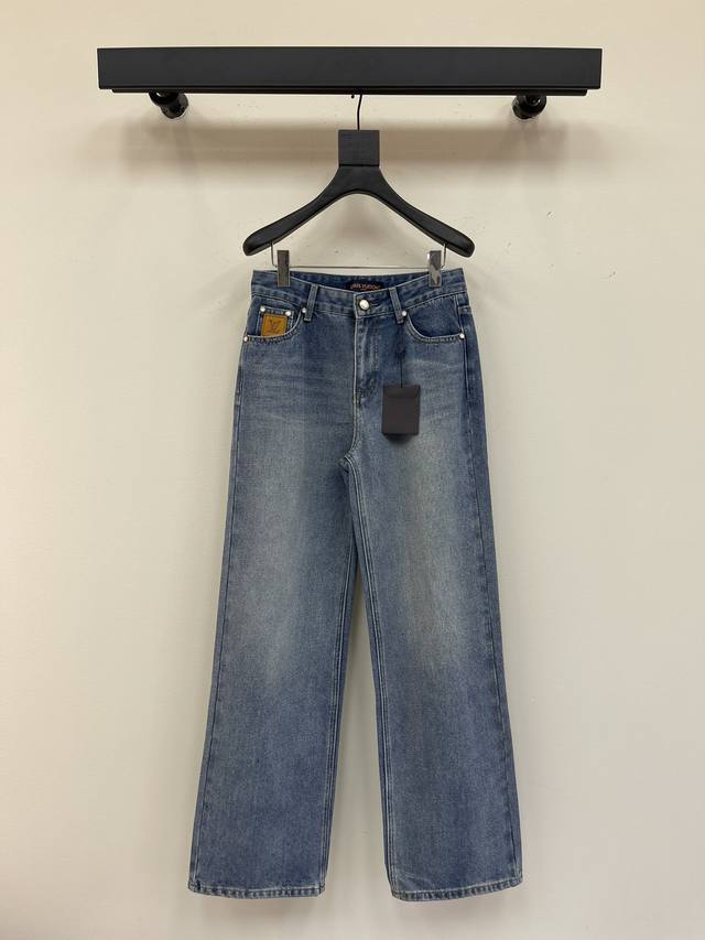 Lv *重工提花牛仔裤，采用高端定制面料，穿着非常舒适，牛仔版型，包容性好，显瘦百搭。高腰设计，提升气质Sml Aa