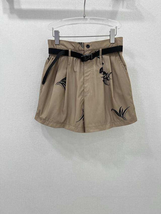 Moncl*R 蒙 口 25高腰咖色短裤 质感垂顺高级 采用了水墨花的新款设计 后口袋标志性品牌章仔装饰 呈现品牌理念 搭配配送的帆布卡扣腰带 一更为实穿百搭