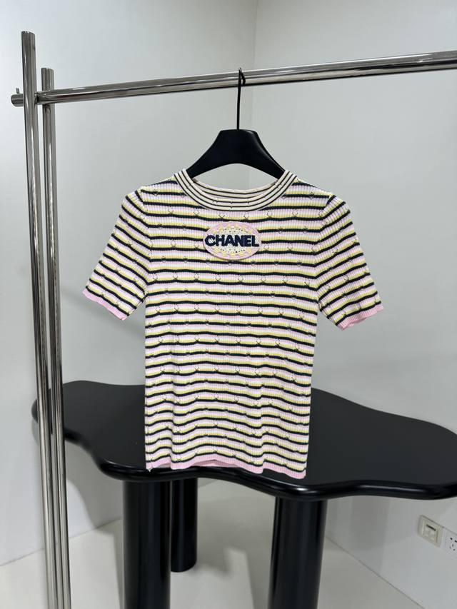 小香25早春度假新品羊毛衫 经典度假风条纹钩花 延续一贯的休闲版型 百搭任何下半身 推荐入手 ：米杏色 ：S M L