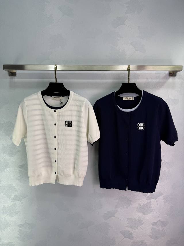 Miu Mi*短袖针织开衫，开衫上有精致的字母刺绣，舒适透气。经典款式，时尚百搭，适合多场合搭配。2色3码Sml T226B