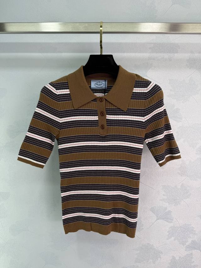 pra*25Ss春夏新款条纹 polo针织衫 经典条纹 polo领，时尚短袖设计。面料细致，穿着舒适，显瘦效果佳。百搭风格。1色3码Sml T226B