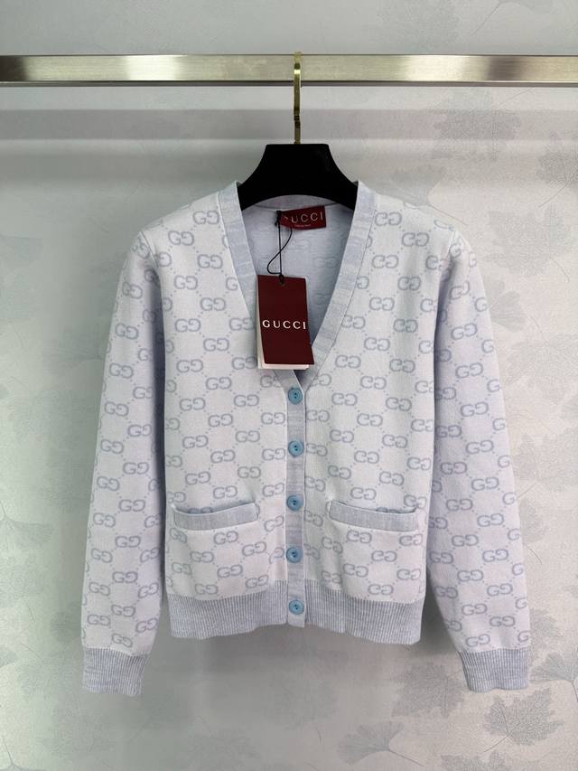 Gucc*2025新品上架 提花针织V领开衫 定制Yb全棉纱线织造 质感高级舒适 蓝黄两色可选 通体装点标志性双G字母徽标图案 彰显品牌个性 凸显穿搭高级感 包
