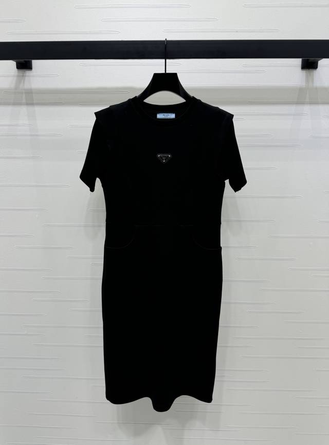上新原单高端品质 prad* 2025春夏最新系列！三角标短袖连衣裙！定制斜纹棉材质 柔软亲肤 质感十足 圆领拼接飞袖裁剪 时髦休闲 胸前饰以三角标图案点亮造型