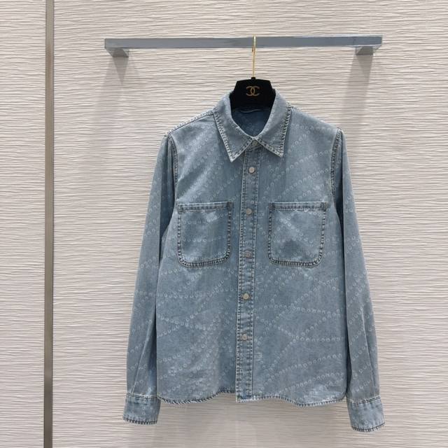 Chane* 复古牛仔全系列出品 怀旧复古丹宁牛仔 环保酵素双次洗水 非常用心的一款 酵洗个性色调 上身又酷又飒爽 采用定制高品质斜纹棉质水洗牛仔面料，纹理细腻