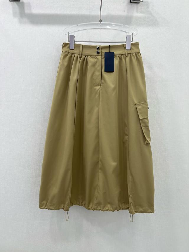 prad*25新款防晒尼龙高腰长半裙 经典三角标装饰 黑白纯色清爽干净 下摆抽绳今年超流行的工装风 版型休闲又显腿直 腰胯部分剪裁精细 上身版型修饰的超级完美