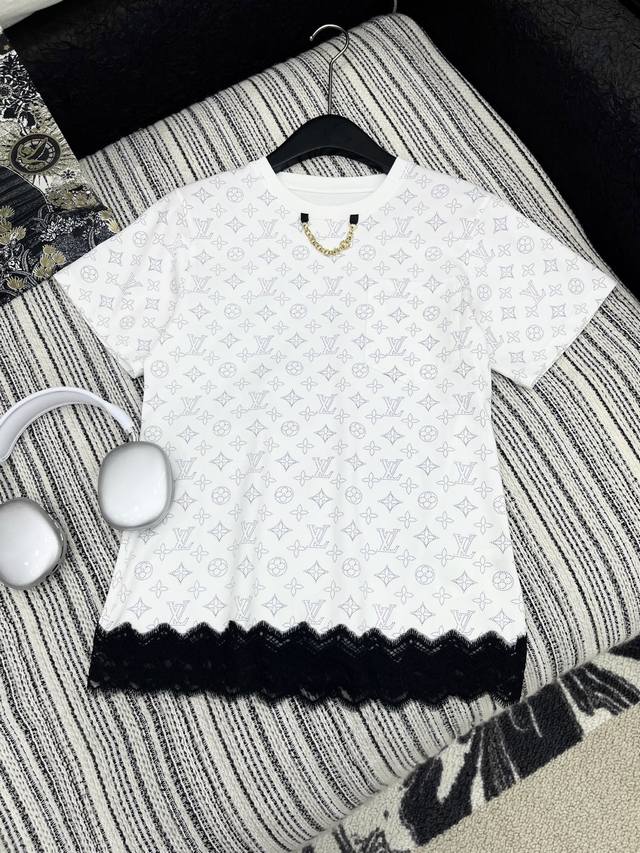 爆款现货 原单品质 Lou* V*｜2025新品圆领老花印花拼接蕾丝花边Tee 定制斜纹全棉材质 透气舒适 质感十足 短袖T恤裁剪 凸显品牌格调 采用克重纯棉制