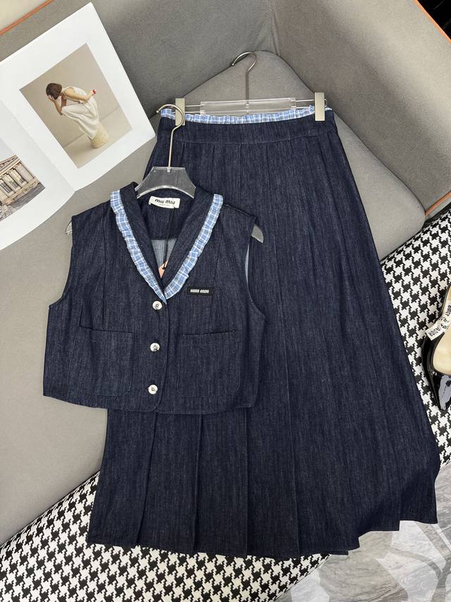 Miumi* 25Ss新款马甲上衣压褶半身裙套装 格子面料拼边装饰 简约气质 单色三码Smla807
