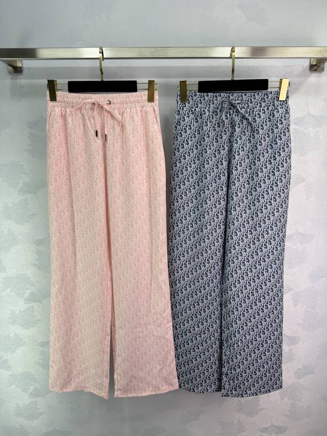 Dio*2025新品上架 印花衬衣长裤套装 定制Yb进口斜纹绸材质 印花工艺处理 呈现徽标字母图案 常青翻领衬衫裁剪 胸前口袋点缀 更丰富视觉效果 搭配同系列抽