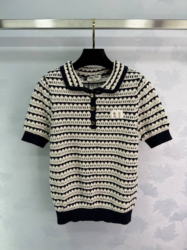 Miu Mi*短袖针织polo衫，黑白条纹，精致镂空设计。品牌标志刺绣，时尚百搭。适合休闲场合，也可作为轻便上衣搭配正式着装。1色3码Sml T226B