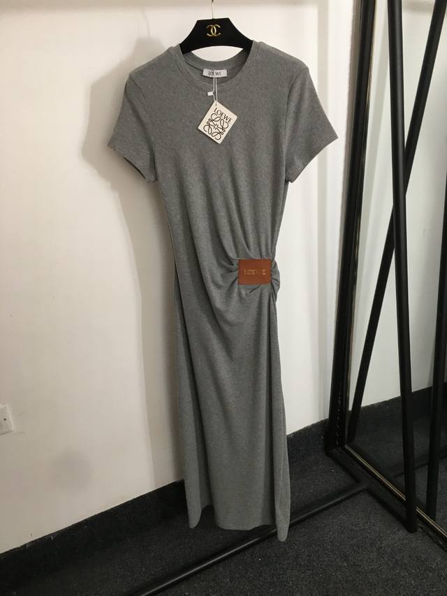 款号20252418 Loew*新款 Logo皮标装饰 皱褶修身显瘦短袖纯棉连衣裙 长裙，灰色，咖色，黑色，Sml， M码；胸围80，袖长15，总长130