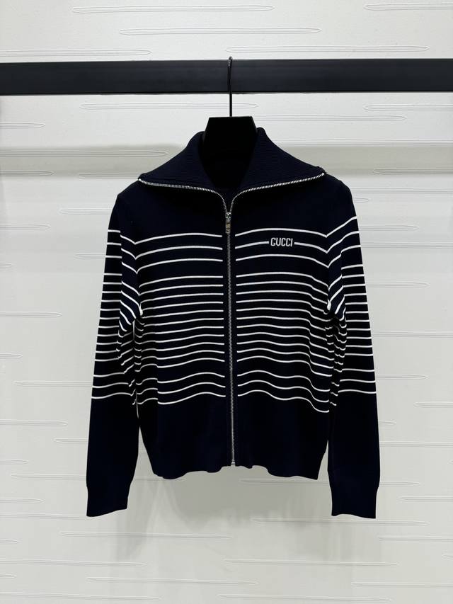 上新原单高端品质Gucc* 2025春夏新款系列！针织拉链开衫！定制羊毛针织材质 舒适软糯 拉链开襟外套 随意调节 成衣以白蓝撞色条纹作为亮点 与胸前字母标识呼