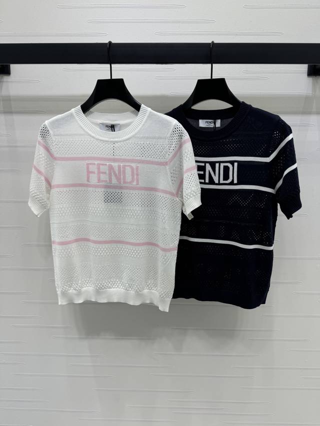 上新原单高端品质 Fend* 2025春夏最新系列！镂空圆领针织短袖！定制进口羊毛针织材质 亲肤透气 质感上乘 撞色条纹 胸前标志性Logo提花 通体镂空肌理