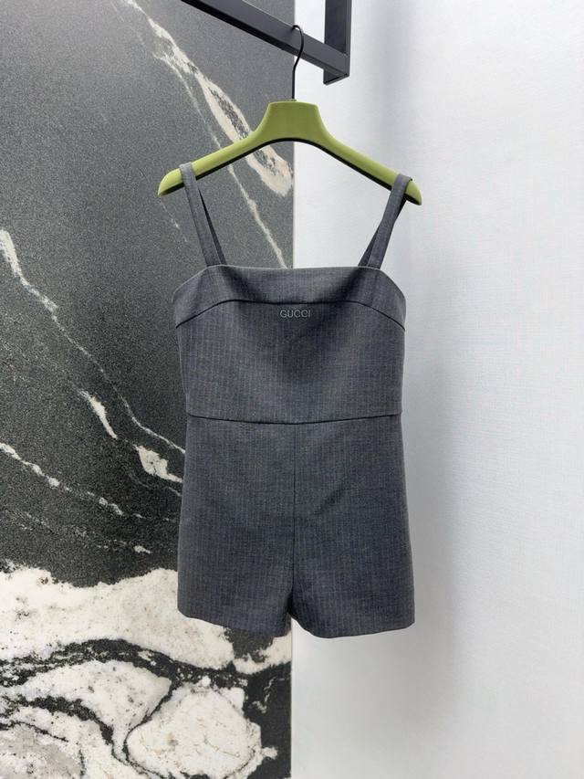gu 25Ss 春夏新品斜纹高级灰连体裤 胸前Logo刺绣字母设计吸睛感满满 定制面料质感超赞 高腰线版型剪裁很显腿部比例 回头率超高 内里搭配衬衫穿也好看 凹