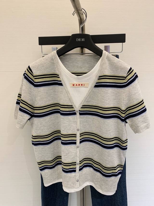 marni 2025 夏季新款 拼接假两件条纹针织短袖 胸口红色Logo贴饰 百搭款 颜色：灰色 藏蓝 码数：Sml
