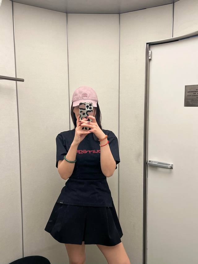 25Sscourreges超级收腰T写Jennie名字的黑T国内专柜同步上新Smlp ：黑