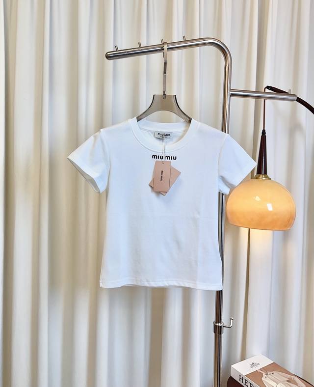 miu**新款刺绣徽标Logot-Shirt 定制纯棉面料 质感好 舒适透气 采用刺绣徽标Logo点缀 精致时尚 小版型 外穿内搭都超赞 最高品质 欢迎对比 白