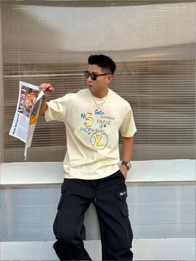 Louis Vuitton 路易威登 高品质 2025春夏官网新款经典字母印花走秀款 Lv大师亲手设计潮牌新品印花圆领短袖T恤 时尚又个性 超级百搭好看的一款