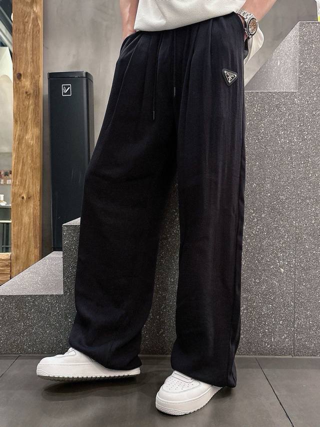 25春夏新款pr*Da亚麻棉混纺极简百搭休闲长裤，男士金属三角Logo标识抽绳直筒麻裤。p家人气产物驾到，宽松Ov版型设计，裤型垂感自然，亲肤干爽透气，简约高级